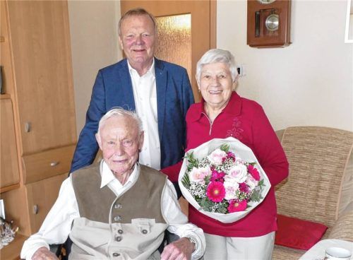 Zweiter Bürgermeister Anton Kindermann gratulierte Johanna und Andreas Sutoris zur eisernen Hochzeit.Foto Bachmaier