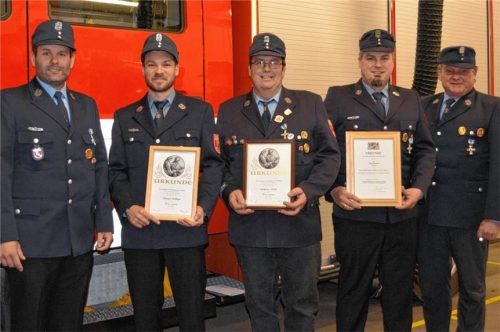Zweiter Kommandant Peter Krendlinger ehrte Christoph Willinger für 20 Jahre, Wolfgang Huber für 40 Jahre und Josef Schuster für 25 Jahre aktive Feuerwehrarbeit gemeinsam mit Kommandant Thomas Zettl (von links). Foto Eder