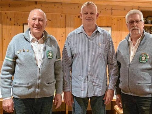 Zweiter Vorsitzender Franz Gerzer mit den Geehrten Hans-Jürgen Waldhör und Walter Schmid (von links).Foto re