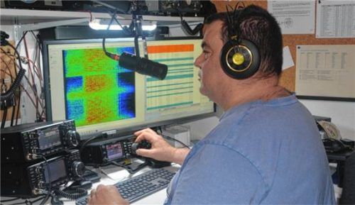 Zwischen Tradition und High-Tech: Die Funkamateure der Ortsgruppe „Charly 14“ erproben in Rosenheim derzeit die digitale Revolution des Funks.Foto  re