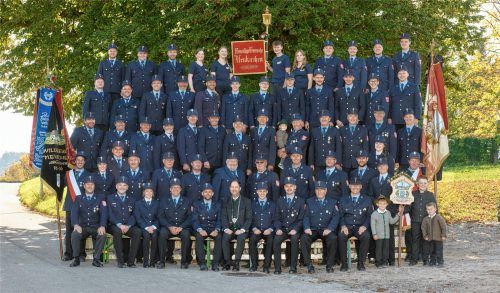 150 Jahre gelebter Einsatz für die Gemeinschaft: Die Freiwillige Feuerwehr Neukirchen am Simssee blickt auf eine 150 Jahre lange Erfolgsgeschichte zurück. Beim großen Doppeljubiläum zeigt sich die Wehr traditionsbewusst, kameradschaftlich und zukunftsorientiert.Foto  Winkler