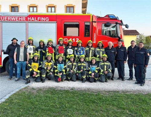16 Floriansjünger der Freiwilligen Feuerwehr Halfing haben das THL Abzeichen erfolgreich absolviert.Foto Feuerwehr Halfing