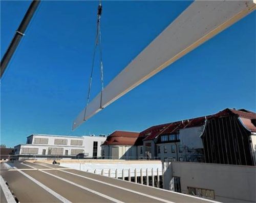 36 Träger wurden in das Dach der Dreifachturnhalle des Karolinen-Gymnasiums eingelassen. Foto re