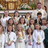27 Kinder ziehen festlich in die Kirche ein