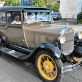 Fast 100 Jahre altes Auto mit Wasserburger Kennzeichen sorgt für Aufsehen in der Altstadt