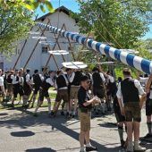 Taufkirchen hat wieder einen Maibaum