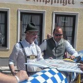 Ampfing feiert, begleitet von Blasmusik, das Brauchtum