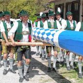 Aschauer Trachtler stellten Maibaum auf