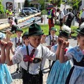 Gelungenes Maibaumaufstellen in Pleiskirchen