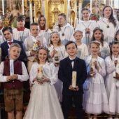 Zwölf Kinder feiern Erstkommunion