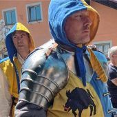 Isener Kreuzmarkt lockt mit Musik, Trödel und Unterhaltung