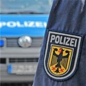 Junge Frau am Bahnhof mit Messer bedroht