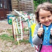 Waldkindergarten stellt Maibaum auf