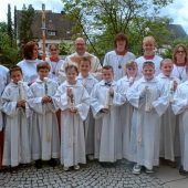 Neun Kinder feiern  Erstkommunion