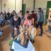 Familien feiern Maiandacht in Maitenbeth