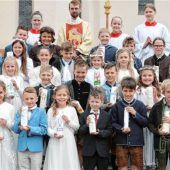 32 Kinder feiern in Babensham Erstkommunion