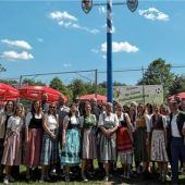 Der Maibaum steht! Riesenandrang beim Maifest der Schule Isen