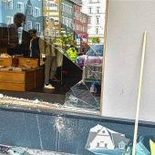Pkw kracht in Schaufenster