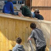 Praxisschüler errichten Spielhütte für Grundschüler