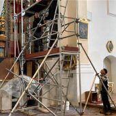 Restaurierungsarbeiten am Altar des Gnadenkreuzes in St. Michael haben begonnen
