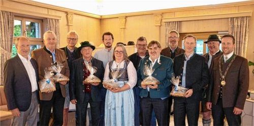 Abschiedsbild mit Siegsdorfs Bürgermeister Christian Scheck (rechts) und Amtsleiter Hermann Haslinger (Dritter von links) sowie (von links) Thomas Kamm, Manfred Guggelberger, Martin Maier, Tobias Zenz, Susanne Klapfenberger, Bernhard Kübler, Klaus Gimpl, Josef Egger, Maximilian Mader und Martin Hunglinger. Foto Krammer