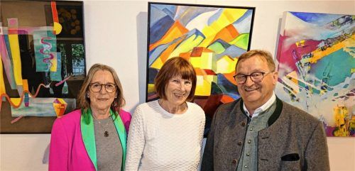 Absolut sehenswert sind die farbenprächtigen Bilder, die die heimischen Künstlerinnen Judith Steinbacher (Mitte) und Kornelia von Bomhard derzeit im Saal der Grabenstätter Schlossökonomie ausstellen. Während Steinbacher sie mit Ölfarben gemalt hat, setzte von Bomhard auf Acrylfarben beziehungsweise auf Acryl-Mischtechniken. Bei der gut besuchten Vernissage beglückwünschte Bürgermeister Gerhard Wirnshofer die beiden Damen zu ihrer vorzüglichen Ausstellung und wünschte ihnen möglichst viele interessierte Besucher. Foto  Müller