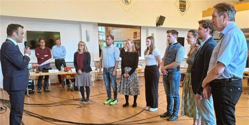 Acht frische Gesichter im Bad Endorfer Markgemeinderat: Dr. Claudia Bergmann, Marinus Polz, Katharina Zangl, Magdalena Zangl, Paulinus Roßmy, Andrea Baumgartner, Walter Kindermann junior und Robert Staber (von links) wurden von Bürgermeister Alois Loferer (ganz links) vereidigt.