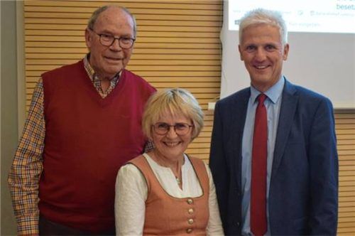 Agathe Oberlechner-Kiermaier, Reinhold Schuhbeck (links) und Bürgermeister Thomas Schmidinger.Foto Hinmüller