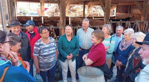 Agnes Gerl vom Dödererhof in Wals (Sechste von rechts) erläutert ihr Konzept vom Umstieg vom 15-ha-Nebenerwerbsbetrieb in den Vollerwerb. Foto Drexl