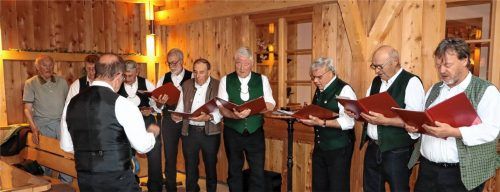 Aktiv und noch gut bei Stimme ist der 96-jährige Sepp Kloo (links), der seit 80 Jahren aktiv der Gemeinschaft des MGV Götting angehört. Fotos Strim