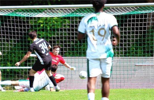 Aldin Rushiti trifft zum 2:0 für Ebersberg gegen den SB DJK Rosenheim.Foto Fehrmann