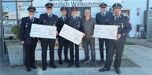 Alfons Wimmer (Dritter von rechts) spendete je 500 Euro an die FFW Altmühldorf, Mößling und Mühldorf.
