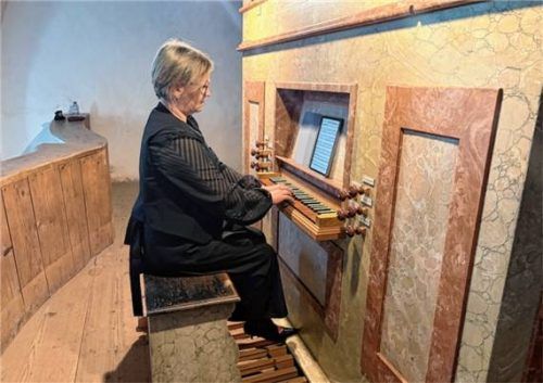 Alina Rotaru an der Mauerkirchener Orgel. Foto Kirchner