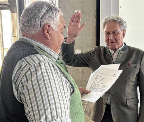 Alois Anetsberger ist als Bürgermeister vereidigt. Jakob Mayer, der „Alterspräsident“ nahm ihm den Amtseid ab. Foto Eiglmeier
