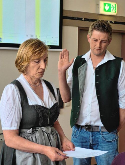 Als ältestes Mitglied des Pittenharter Gemeinderates nimmt Marianne Erb (FW) dem neugewählten Bürgermeister Sebastian Unterhuber den vorgeschriebenen Diensteid ab. Foto Künzner-Hingerl