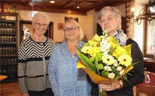 Als Gruppenleiterin der „Singlegruppe Ü60“ wurde von der Leiterin des Awo-Selbsthilfezentrums, Christina Hille (Mitte), Mechtild Achatz (rechts) verabschiedet. Auch dabei ist Maria Pongratz, die – mittlerweile 86 Jahre alt – die Gruppe vor 30 Jahren gegründet hat. Foto Zandl