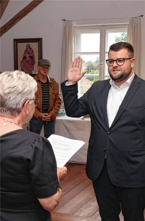 Als lebensältestes Stadtratsmitglied nahm Rosmarie von Roennebeck die Vereidigung von Stefan Streck vor.