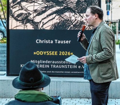 Als Mitglied des Organisationsteams erläuterte Jeffrey Veit bei der Vernissage vor dem Monolithen vor dem Landratsamt in Traunstein die Hintergründe für die ungewöhnliche, diesmal rein digitale Präsentation.Foto  Effner
