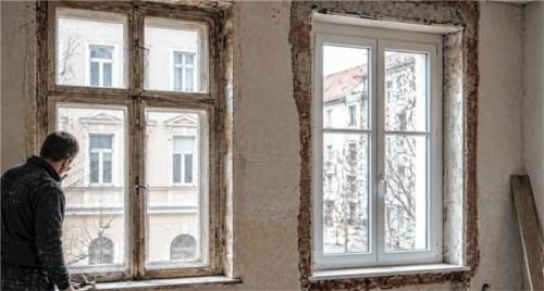 Alt neben neu: Der Zustand der Fenster entscheidet, ob eine Aufarbeitung ausreicht oder ein Austausch sinnvoll ist. Foto KI