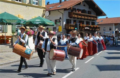 Am Festzug, dem Höhepunkt des Kulturfestes in Grassau 2025, beteiligte sich die Folkloregruppe aus Rognonas. Foto Eder
