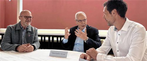 Am Rande der Siltronic-Betriebsversammlung äußerten sich Michael Vassiliadis (Mitte), Boss der Chemiegewerkschaft IG BCE, Bezirkssekretär Günter Zellner (links) und Betriebsratschef Oliver Haunreiter zur Zukunft des Standorts. Foto Hoog