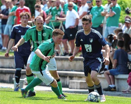 Am vorletzten Spieltag der Kreisklasse 2 besiegte der TSV Eiselfing (in Grün) den TSV Babensham und machte es damit für beide Teams zum Saisonfinale spannend. Eiselfing kämpft um den Klassenerhalt, Babensham um die Aufstiegsrelegation.Foto Christian Mühlhofer