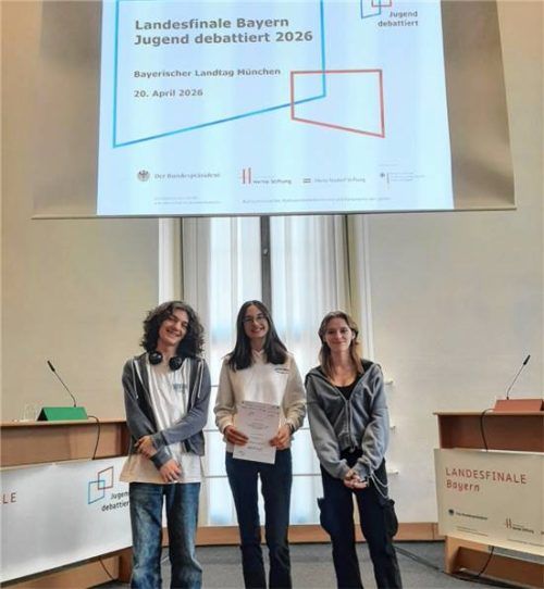 Amelie Gaißinger (Mitte) vom Luitpold-Gymnasium war kürzlich Teilnehmerin am Landeswettbewerb „Jugend debattiert“ im Bayerischen Landtag in München. (Die beiden anderen Schüler auf dem Bild waren als Juroren zum Wettbewerb mitgefahren.) Foto re
