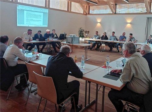 Ampfings Gemeinderäte haben im Nebengebäude des Zitzmerstadls den Weg frei gemacht, damit das Waldkraiburger Unternehmen Atoma-Multipond bei Reit auf rund sieben Hektar bauen kann. Foto  Becker