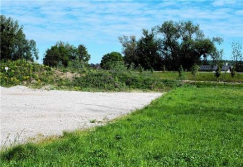 An der Mangfallbrücke von Feldolling, östlich der Kreisstraße RO13, soll der Pumptrack entstehen. Foto Merk