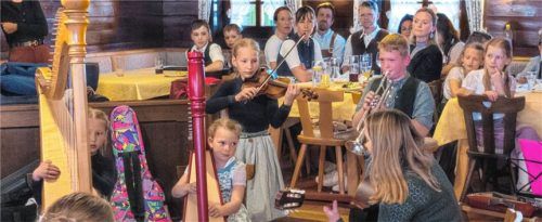 An der Musikschule Grassau fand ein ganztägiges Volksmusikseminar statt – mit Unterricht in Hackbrett, Zither, Diatonischer Harmonika und mehr. Foto Flug