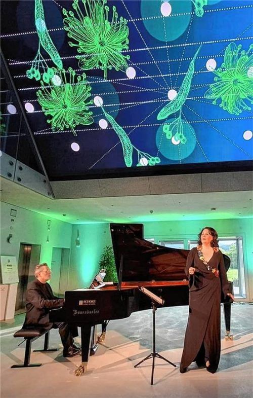 Anahita Ahsef und Paul Rivinius beim Liederabend im Dynafit-Headquarter, begleitet von der atmosphärischen Lichtgestaltung Franz Hellers und den visuellen Arbeiten Valerie Kiocks. Foto  re