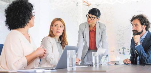 Andere beeinflussen, Macht sichern oder eigene Ziele durchzusetzen: Machtspiele im Job sind häufig – die Strategien aber oft subtil. Foto FRANCI LEONCIO/WESTEND61/DPA-TMN