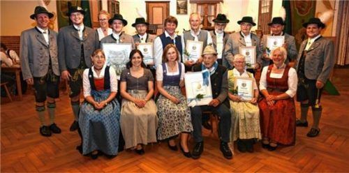 Anderl Obermair (hinten links) ehrte zahlreiche Trachtler für ihre Treue zum Trachtenverein.Foto Ruprecht