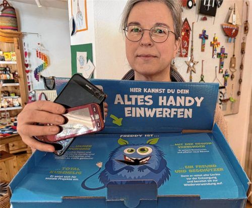Andrea Höbel präsentiert die Sammelbox für ausgemusterte Handys im Bad Aiblinger Weltladen. Foto Kotter